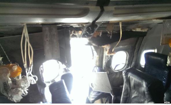 Пасажырскі самалёт прызямліўся з вялізнай дзіркай у борце (фота)