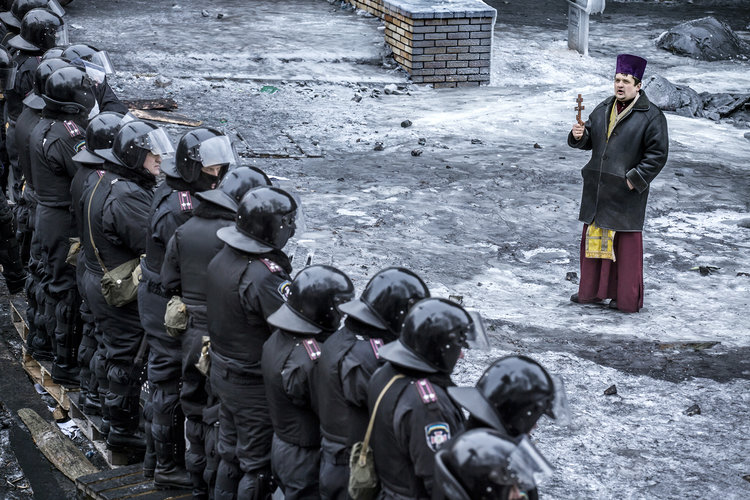 Шведского журналиста, победителя World Press Photo депортируют из Беларуси