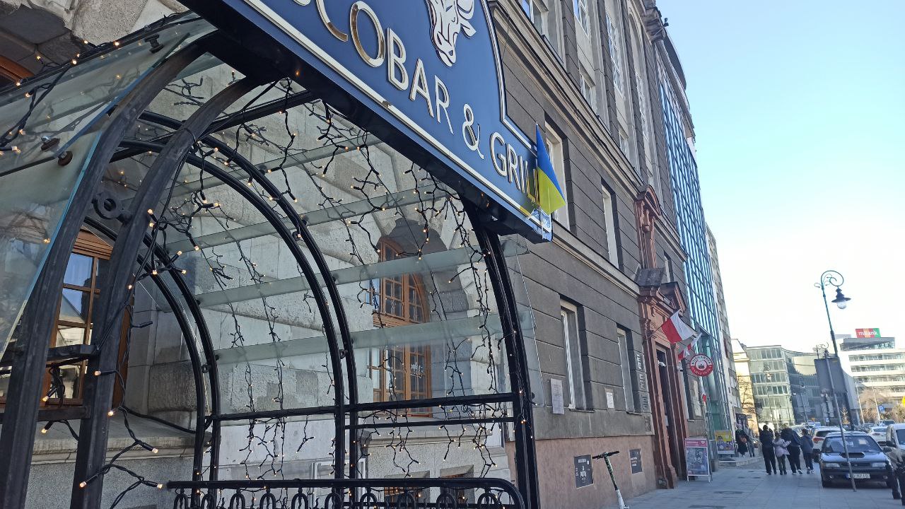 Белорус расселяет беженцев на Азорах и отправляет гуманитарку в Харьков