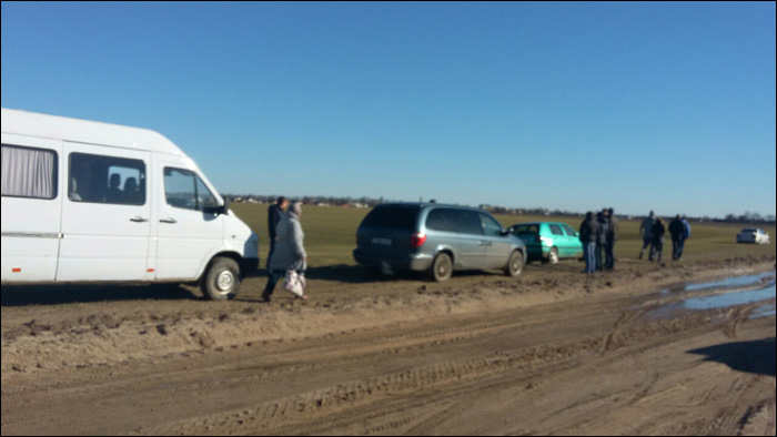 Пад Пінскам сотні машын загразлі на дарозе да могілак (фота)