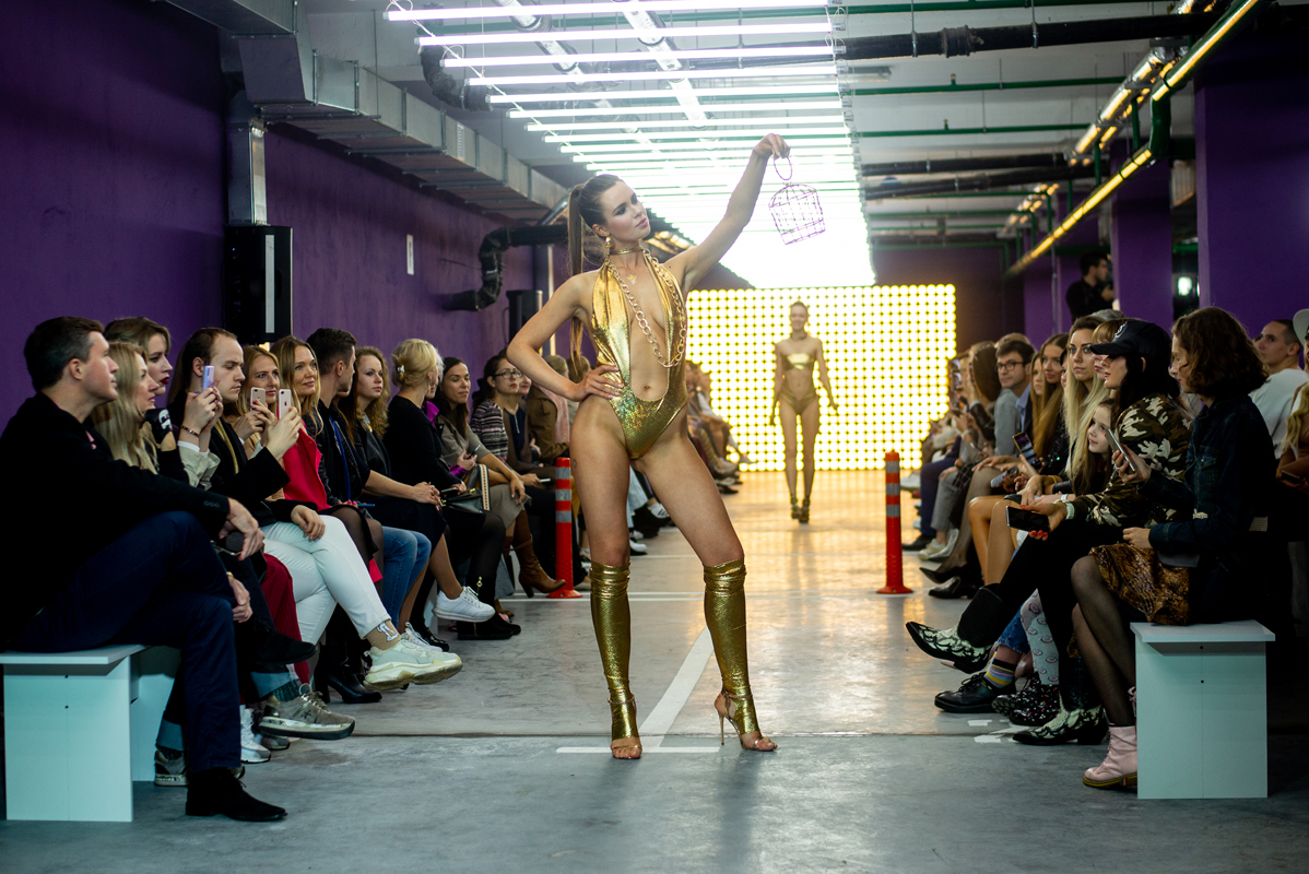 Арт-палітоны і неонавыя купальнікі на Belarus Fashion Week. Фота