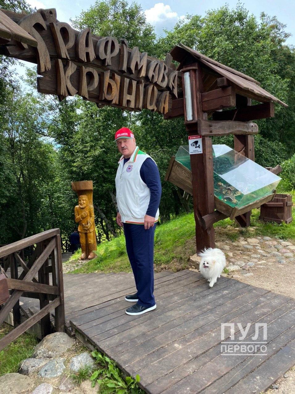 Стало известно как зовут шпица, который появляется вместе с Лукашенко