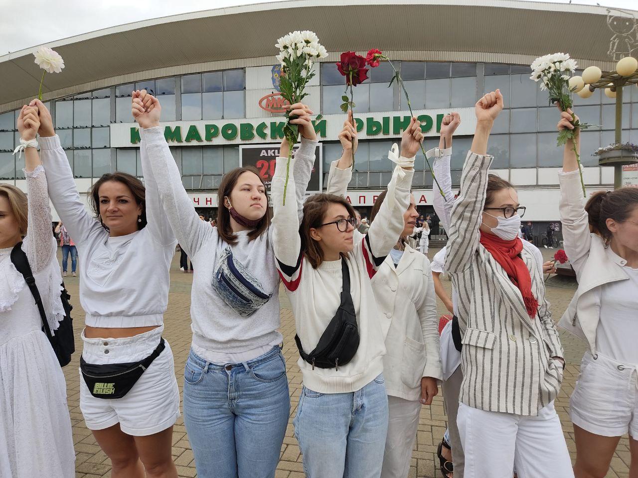 Каля Камароўкі выйшлі на акцыю 250 жанчын у белай вопратцы