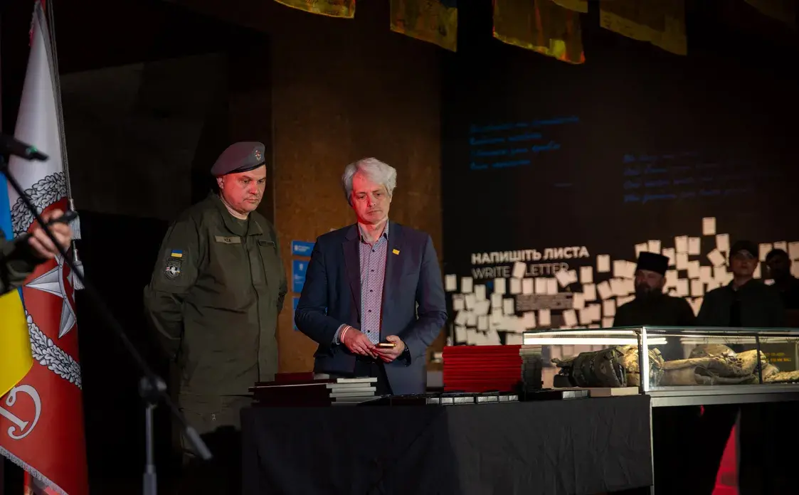 “Узнагародзіць Мікіту было за што”. Хто вырашаў, каму даваць медалі ў Кіеве?