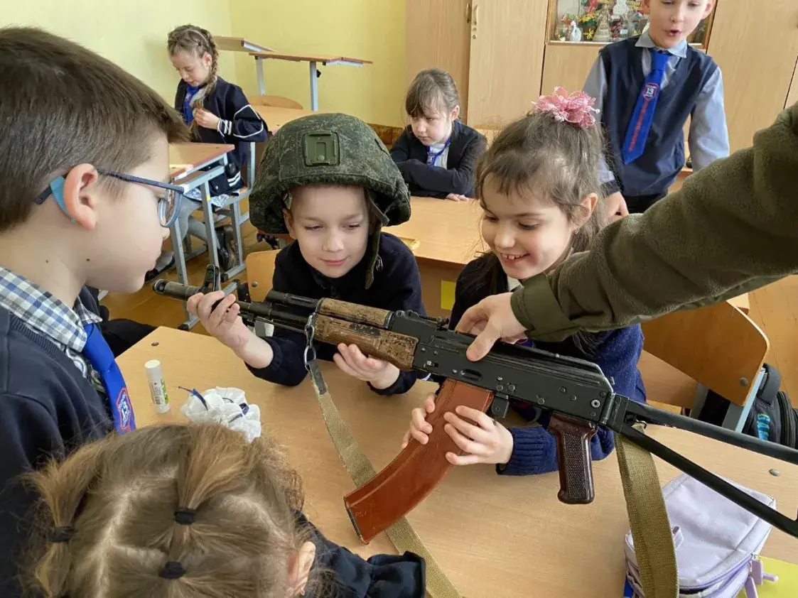 У Брэсце ў СШ № 13 вайскоўцы раздалі дзецям аўтаматы і пісталеты