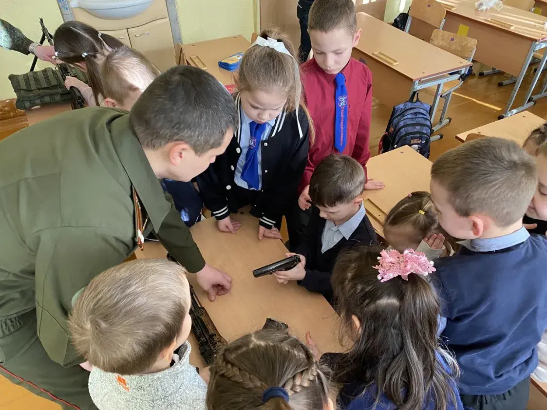 У Брэсце ў СШ № 13 вайскоўцы раздалі дзецям аўтаматы і пісталеты