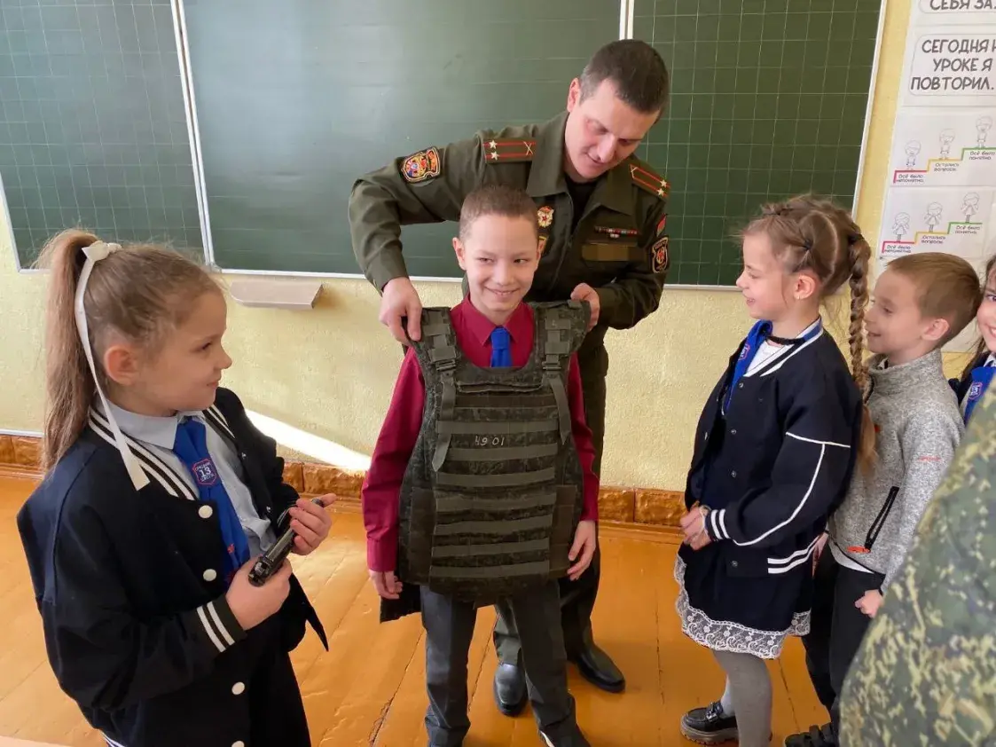 У Брэсце ў СШ № 13 вайскоўцы раздалі дзецям аўтаматы і пісталеты