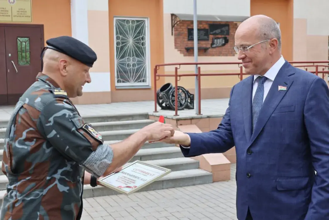 Стратнае прадпрыемства падарыла амапаўцам мікрааўтобус