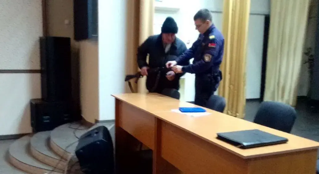 Удзельнікаў мядзельскага "народнага апалчэння" вучылі разбіраць аўтамат