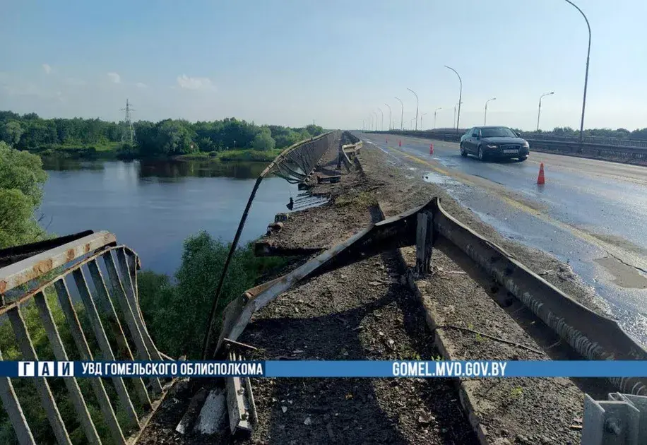 На месцы падзення з моста каля Рэчыцы бензавоза абсталявалі бонавыя загароды