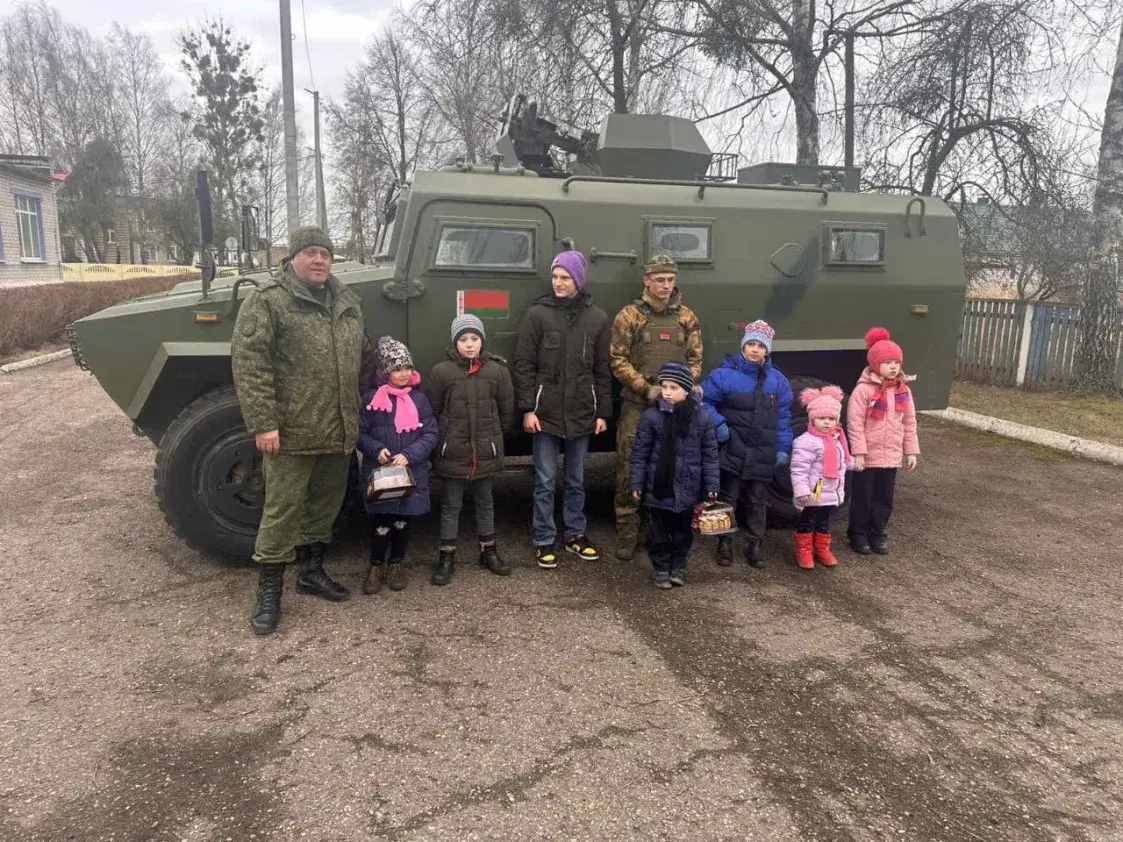 Вайскоўцы далі маленькаму дзіцяці пісталет — фотафакт