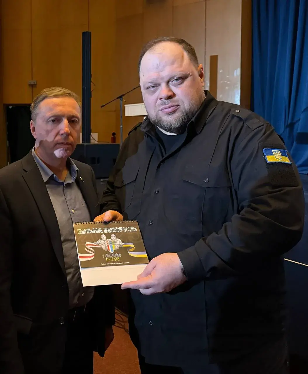 Старшыні Вярхоўнай рады Украіны падарылі каляндар пра загінулых беларусаў