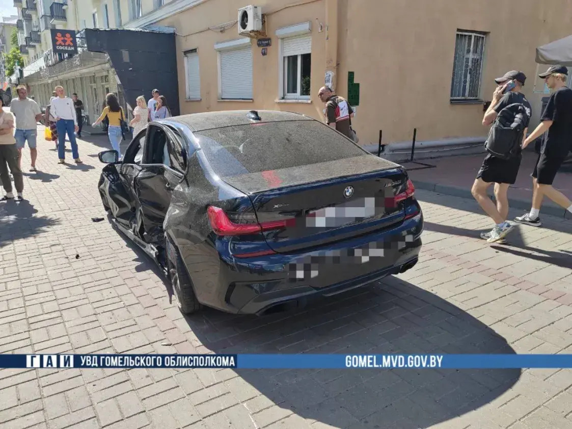 У Гомелі ў выніку ДТЗ легкавік адкінула на пешахода на тратуары