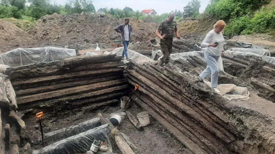На Менцы разабралі драўляныя абарончыя канструкцыі вала старажытнага горада