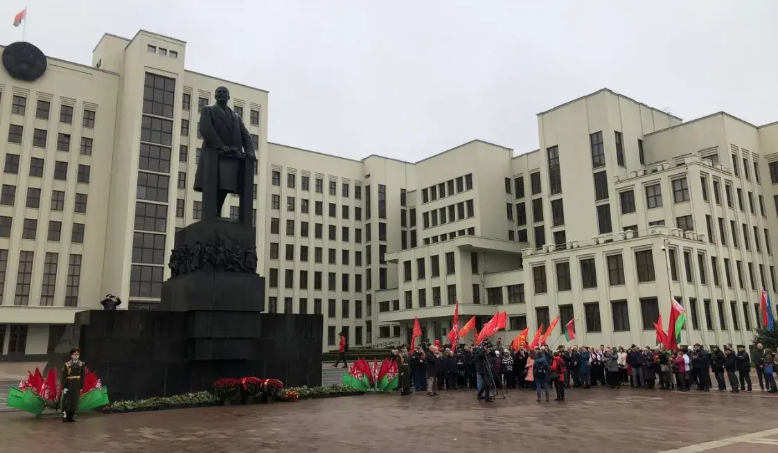 Не толькі камуністы: кветкі да помніка Леніну ўскладала і кіраўніцтва Мінска