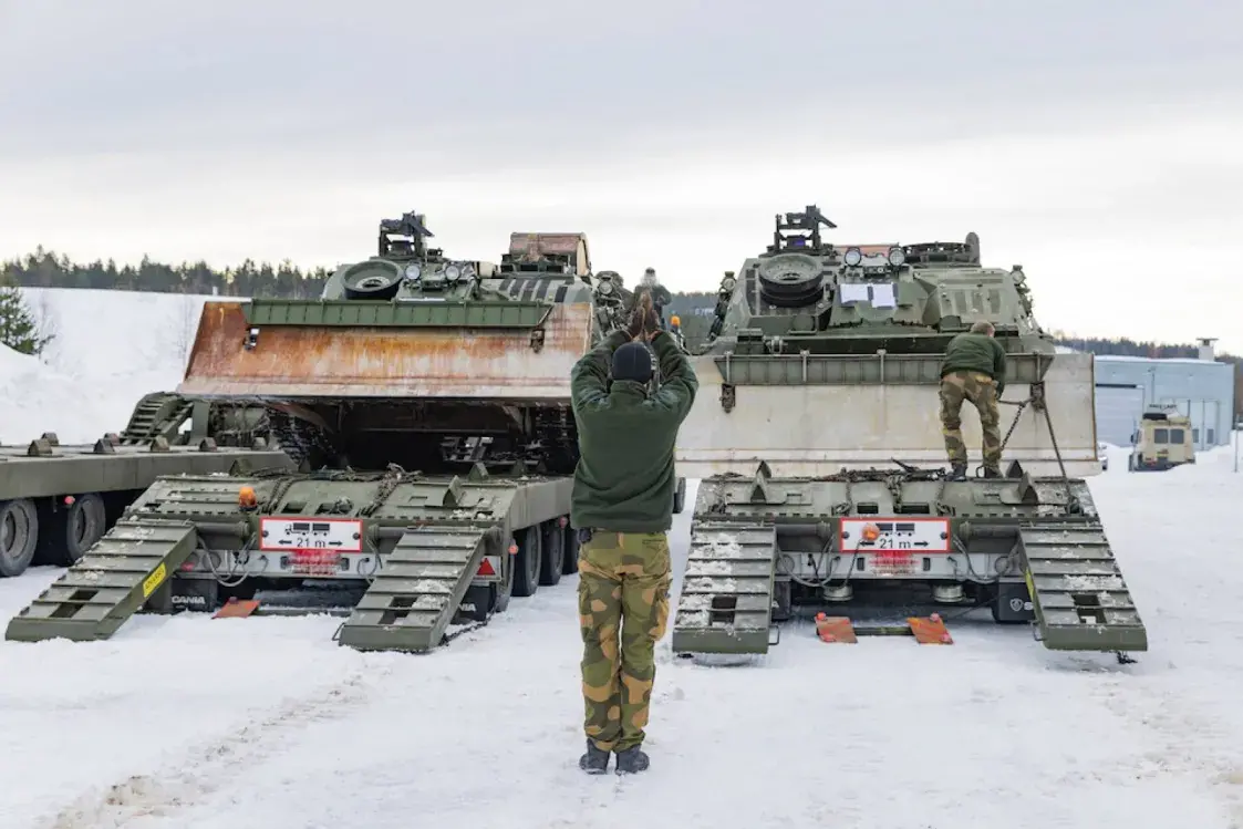 Мінабароны Нарвегіі апублікавала здымкі з адпраўкі танкаў ва Украіну