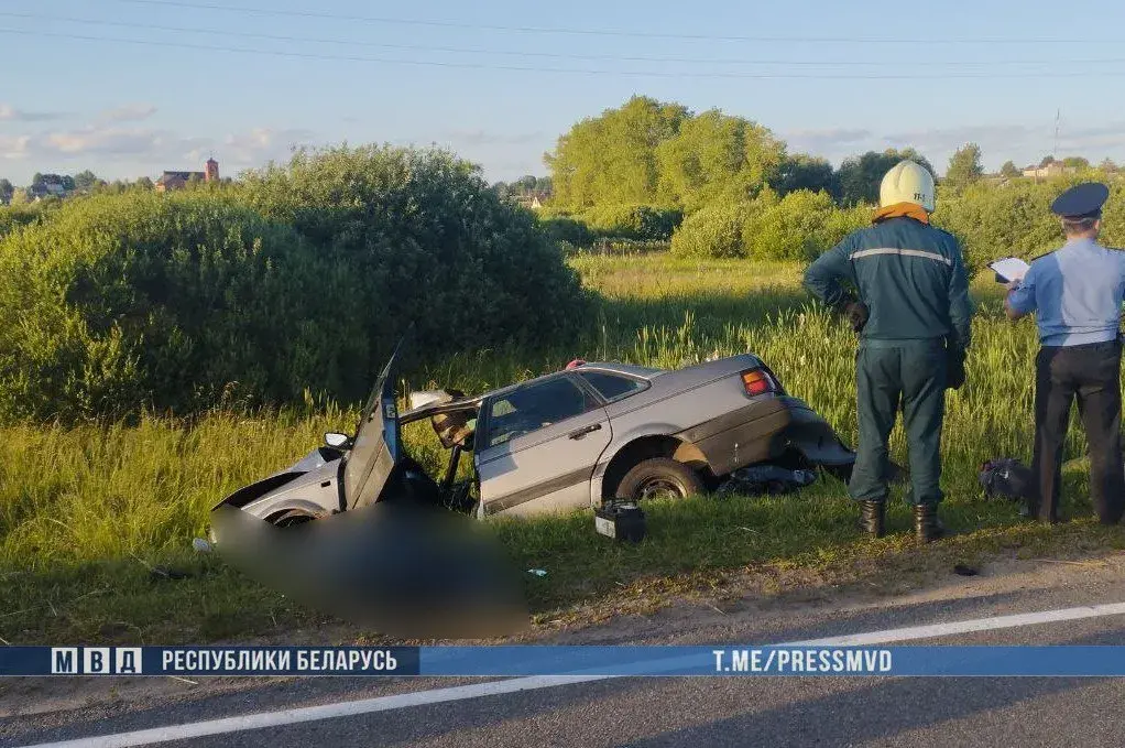 У аварыі пад Докшыцамі загінулі 2 чалавекі, у мікрааўтобусе былі дзеці