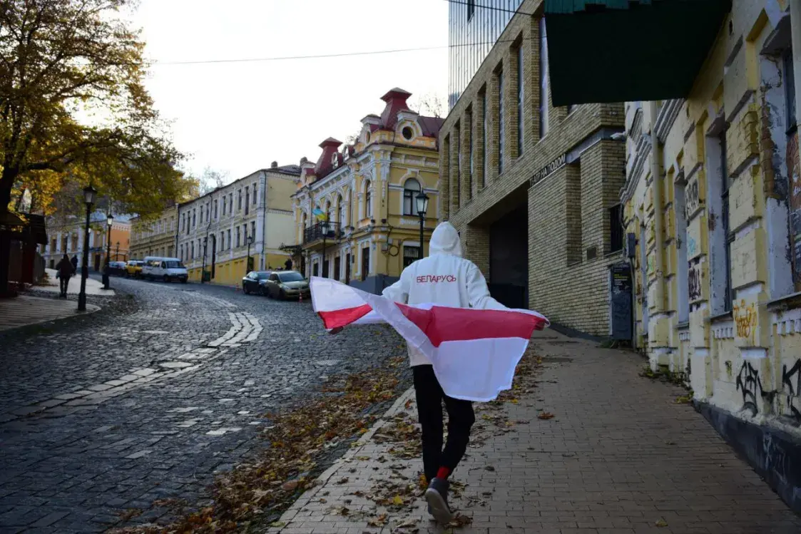 Ракета попала в офис СБУ, где был паспорт белоруса: его не выпускают из Украины