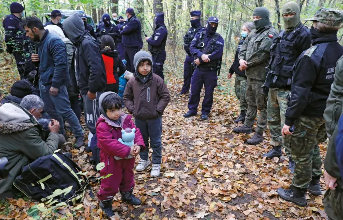 “Мы вымушаныя пакідаць гэтых людзей у лесе” — што адбываецца на польска-беларускай мяжы