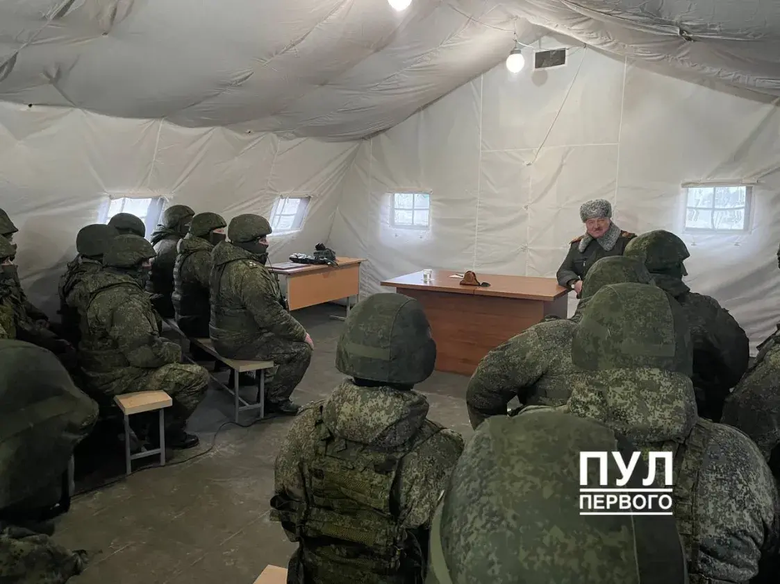Лукашэнку паказалі, як жывуць на палігоне ў Беларусі расійскія вайскоўцы