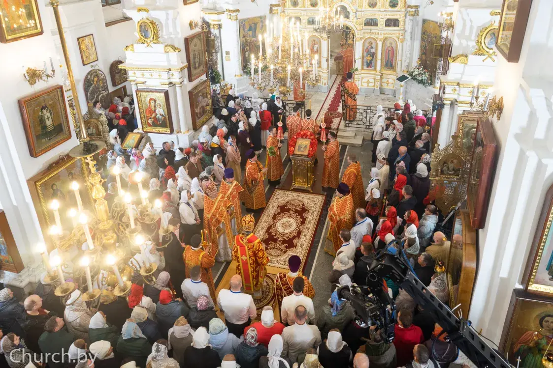 Фанарики в небе и фейерверки: как сегодня празднуют Пасху в разных странах мира — фото