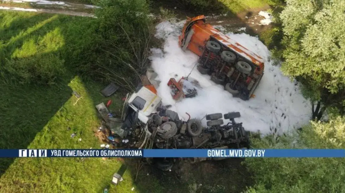 На месцы падзення з моста каля Рэчыцы бензавоза абсталявалі бонавыя загароды