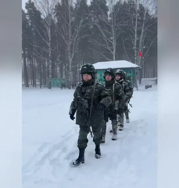 Спявак Саладуха трапіў у навучальны цэнтр у Печах, дзе атрымаў аўтамат