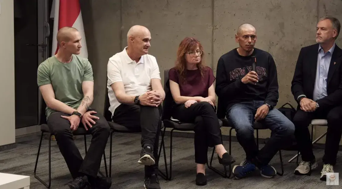 “Дом пусты, а мы жывём тут”. Дзве гісторыі палітвязняў, якіх дэпартавалі год таму