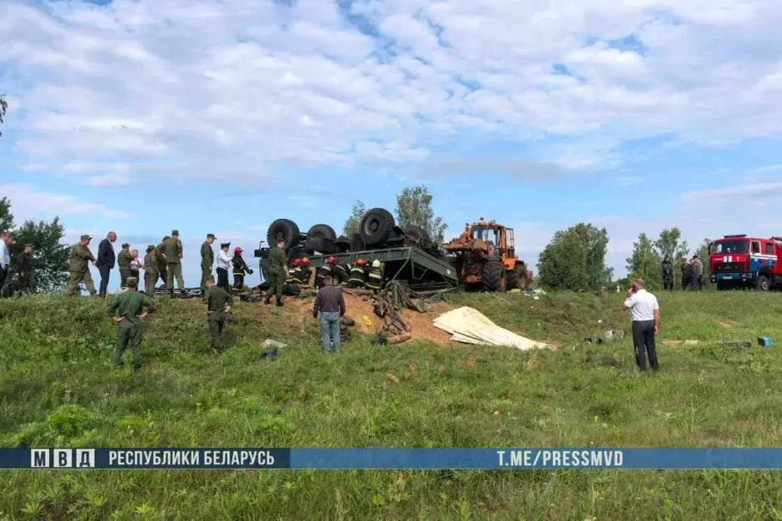 Падрабязнасці смяротнай аварыі з вайскоўцамі: у бальніцу дастаўленыя 14 чалавек