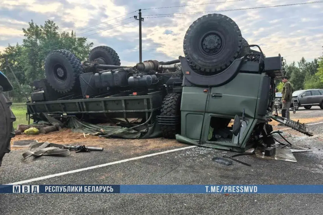 Падрабязнасці смяротнай аварыі з вайскоўцамі: у бальніцу дастаўленыя 14 чалавек