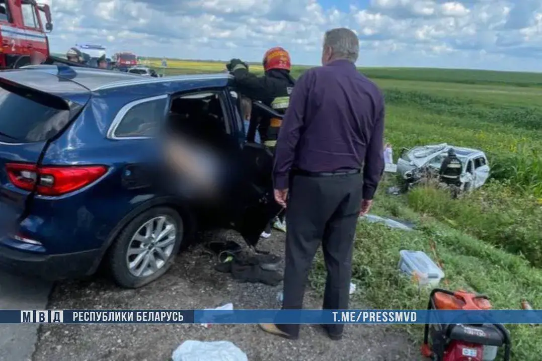 У страшнай аварыі на Гомельшчыне адзін чалавек загінуў, сем трапілі ў шпіталь