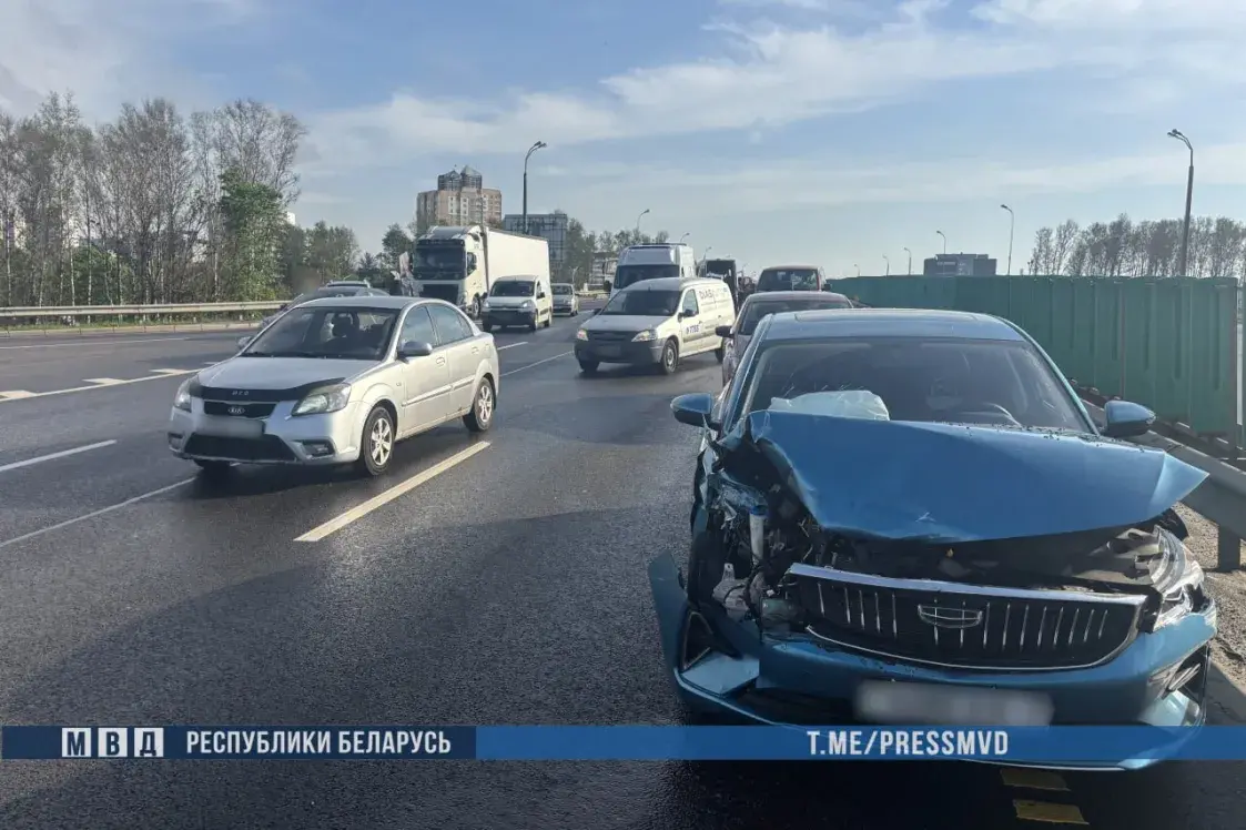 Сем чалавек трапілі ў бальніцы пасля масавай аварыі на МКАД