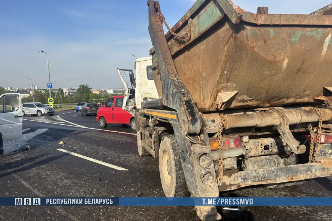 Сем чалавек трапілі ў бальніцы пасля масавай аварыі на МКАД
