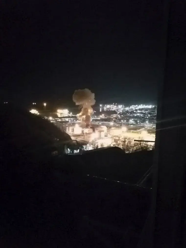 После атаки беспилотников в российском Туапсе загорелась нефтебаза 