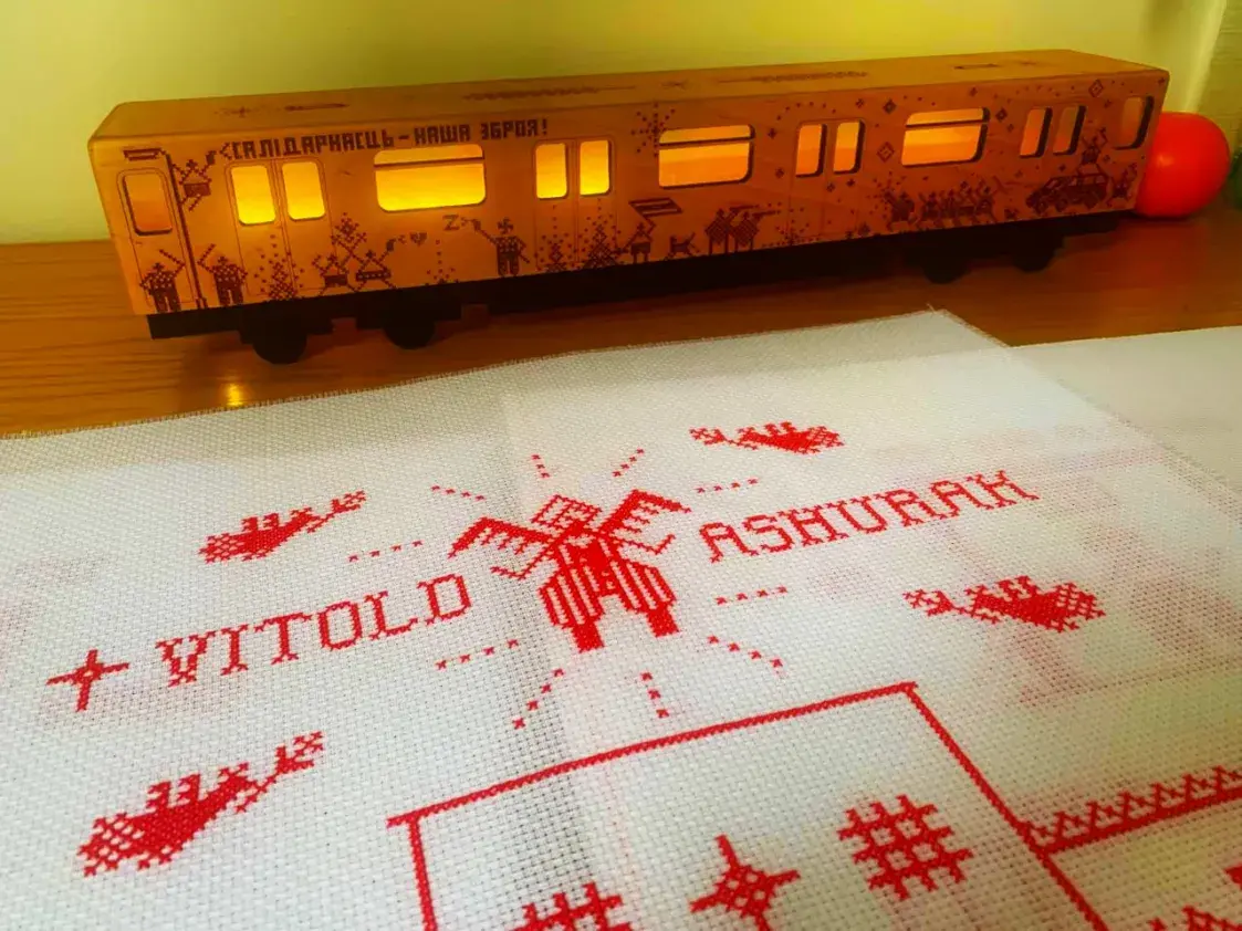 #FramedinBelarus. Как сотни людей по всему миру вышивают истории политзаключённых Беларуси