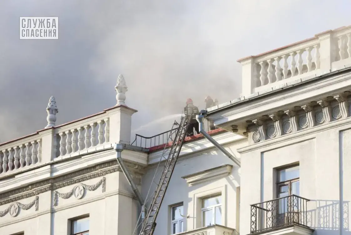 В центре Минска горит крыша шестиэтажного жилого дома: спасены 3 человека