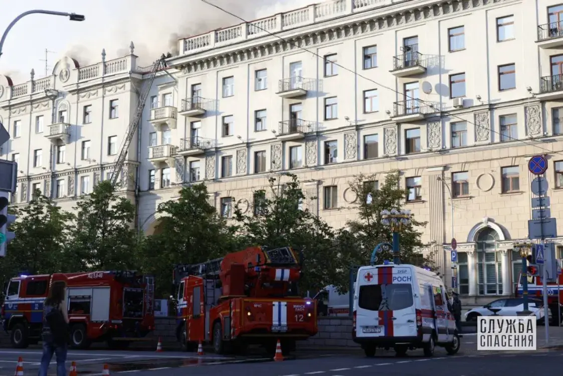 В центре Минска горит крыша шестиэтажного жилого дома: спасены 3 человека