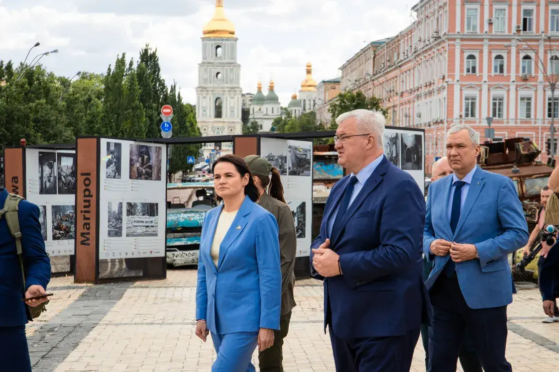 Ціханоўская наведала Сцяну памяці і ўшанавала загінулых герояў
