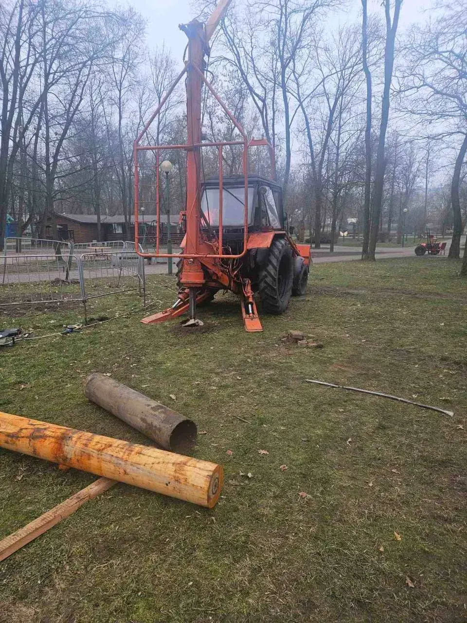 У Брэсце паставілі новы масленічны слуп узамен таго, што паламаўся