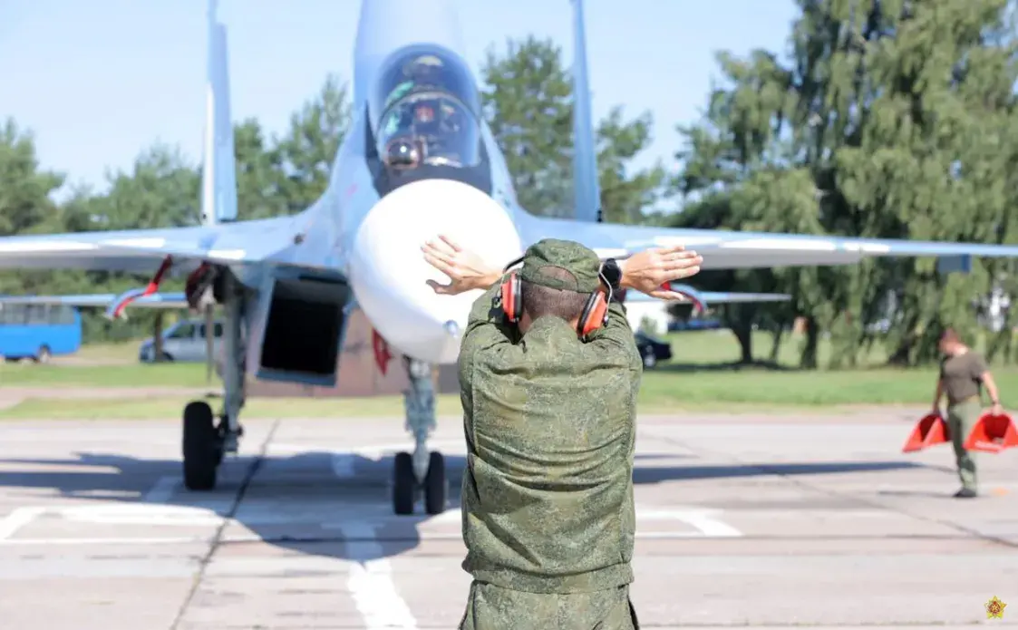 У Беларусь прыляцелі чарговыя расійскія знішчальнікі Су-30СМ2