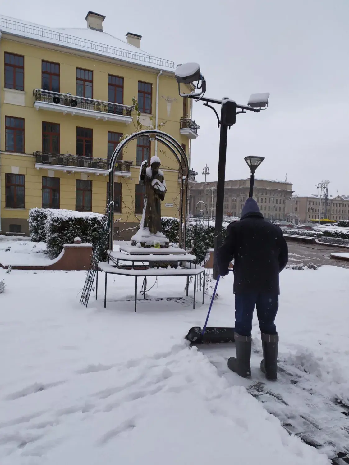 Ксёндз Завальнюк стаў дворнікам пры Чырвоным касцёле