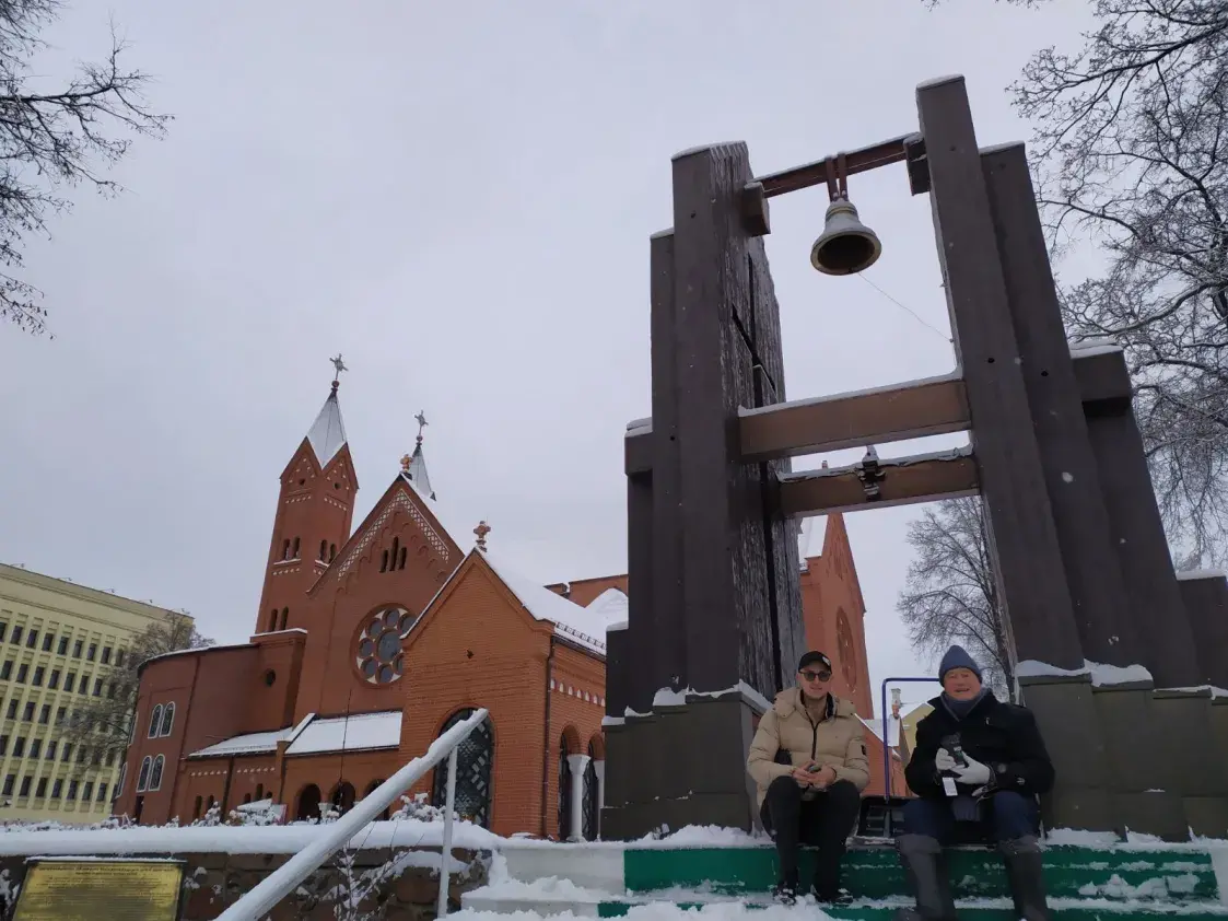 Ксёндз Завальнюк стаў дворнікам пры Чырвоным касцёле