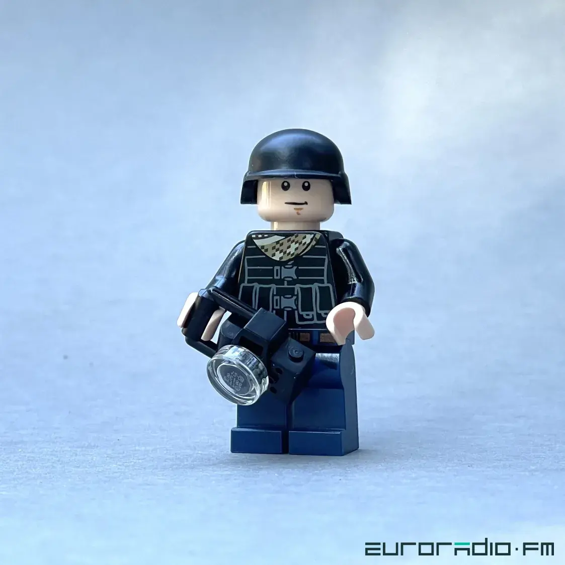 Lego выпустил новые фигурки: там защитники Мариуполя, парамедики и журналист