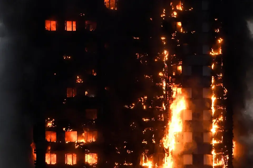 У Лондане згарэў 24-павярховы жылы дом. Фота, відэа