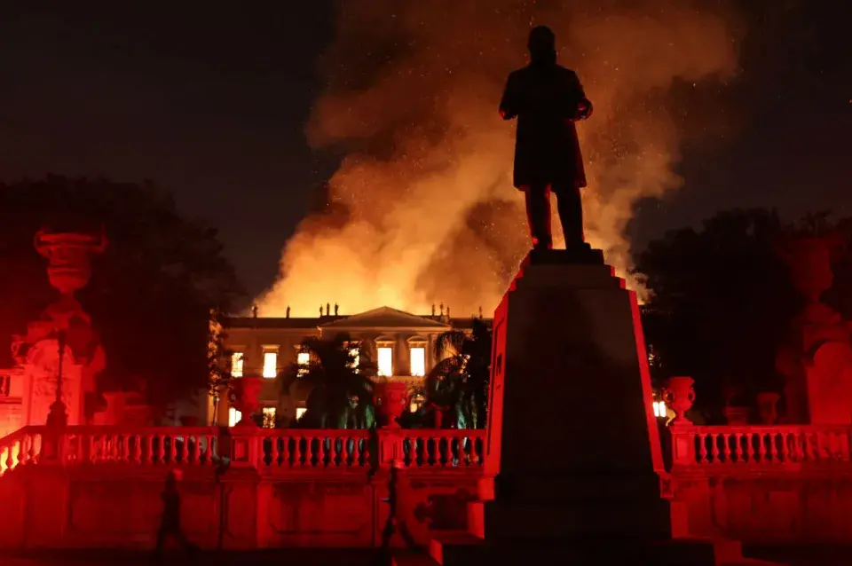 У Рыа-дэ-Жанейра згарэў Нацыянальны музей Бразіліі (фота, відэа)