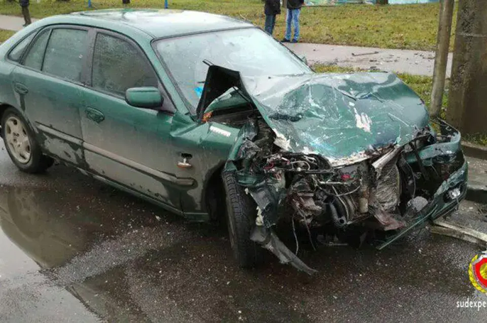 У Мінску грузавік выехаў на сустрэчную паласу і сутыкнуўся з легкавіком (фота)