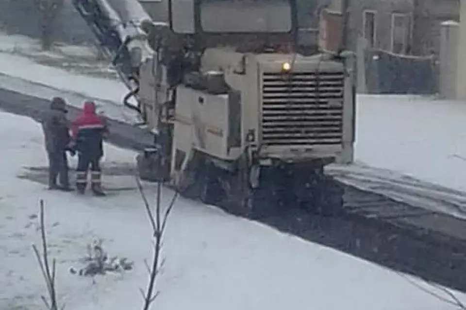 У Магілёве асфальт кладуць на першы снег (фота)