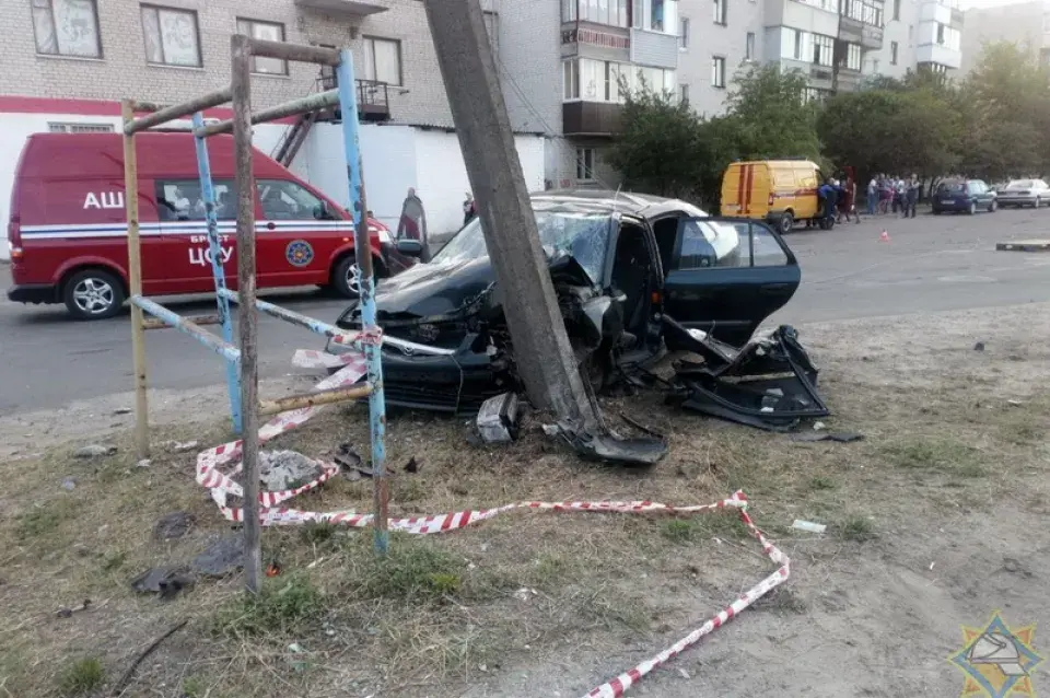 У Брэсце п'яны кіроўца на "Маздзе" наехаў на слуп і трапіў у рэанімацыю