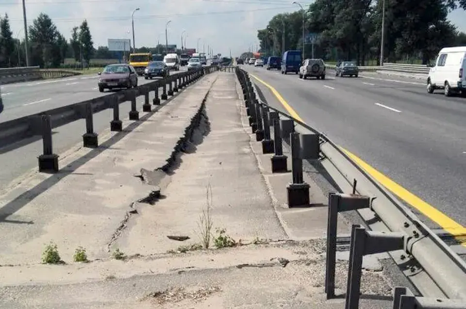 На МКАД абмяжуюць рух, бо праваліўся асфальт