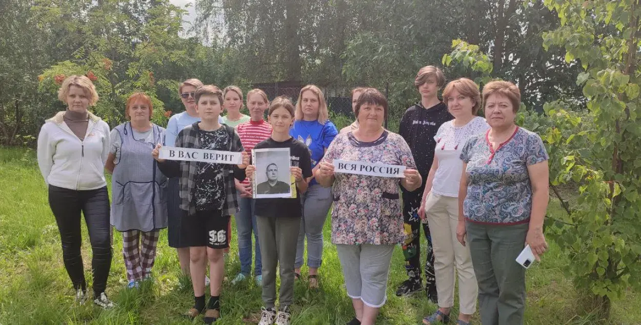 Расіяне з партрэтам беларускага пранкера / t.me/ula_bo/
